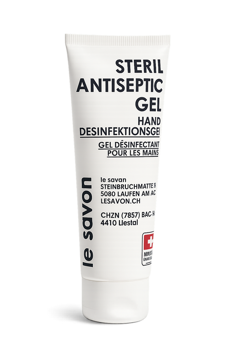 Steril Antiseptic Gel 75 ml – mehrere Handdesinfektionsgel-Tuben von le savon aufgereiht vor hellem Hintergrund