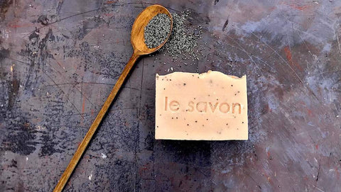 Die Naturseife Bunte Süssigkeiten mit blauschwarzen Mohnsamen