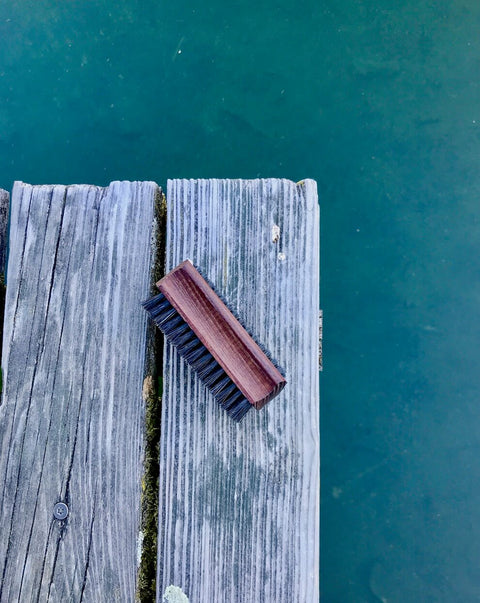 Handbürste, Bürste, Nagelbürste, Le Savon, lesvaon.ch, Waschen, Bürsten, Borsten, Handwaschen, Hände waschen, Thermoholz, Holz, Buchenholz, Birnbaum