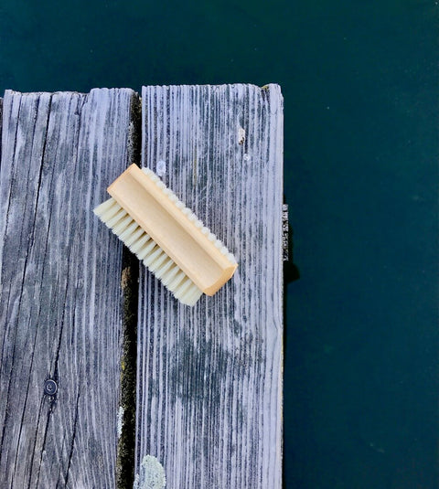 Handbürste, Bürste, Nagelbürste, Le Savon, lesvaon.ch, Waschen, Bürsten, Borsten, Handwaschen, Hände waschen, Thermoholz, Holz, Buchenholz, Birnbaum