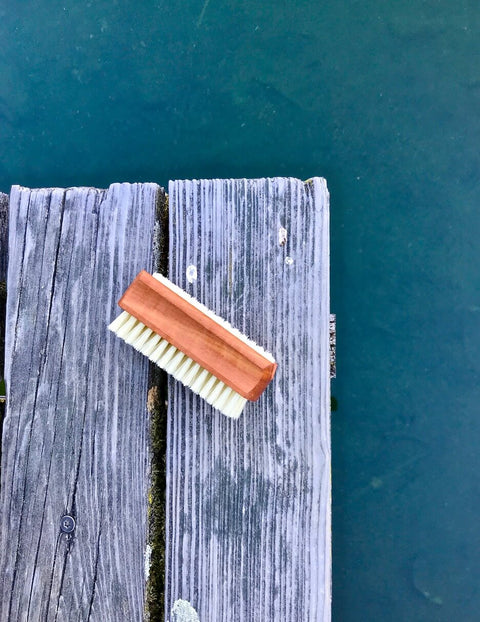 Handbürste, Bürste, Nagelbürste, Le Savon, lesvaon.ch, Waschen, Bürsten, Borsten, Handwaschen, Hände waschen, Thermoholz, Holz, Buchenholz, Birnbaum