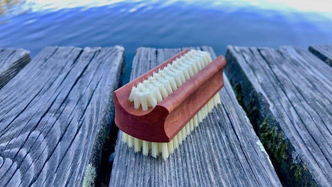 Handbürste, Bürste, Nagelbürste, Le Savon, lesvaon.ch, Waschen, Bürsten, Borsten, Handwaschen, Hände waschen, Thermoholz, Holz, Buchenholz, Birnbaum