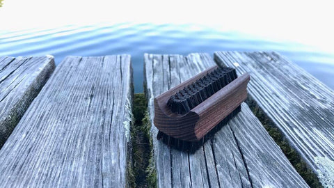 Handbürste, Bürste, Nagelbürste, Le Savon, lesvaon.ch, Waschen, Bürsten, Borsten, Handwaschen, Hände waschen, Thermoholz, Holz, Buchenholz, Birnbaum