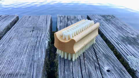 Handbürste, Bürste, Nagelbürste, Le Savon, lesvaon.ch, Waschen, Bürsten, Borsten, Handwaschen, Hände waschen, Thermoholz, Holz, Buchenholz, Birnbaum