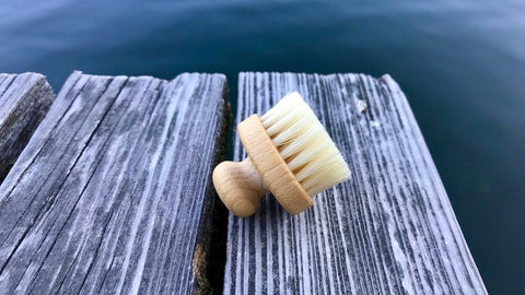 Gesichtsbürste mit hellen Borsten