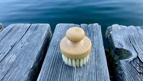 Gesichtsbürste mit hellen Borsten