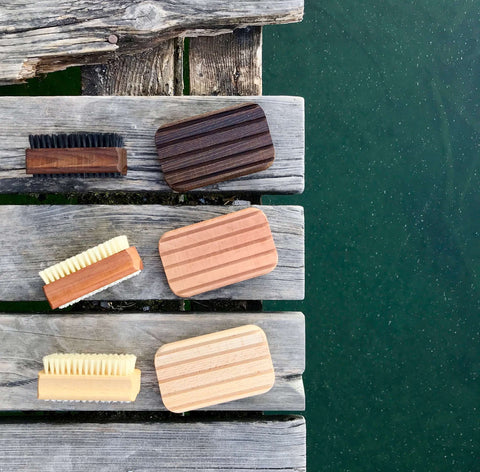 Handbürste aus Thermoholz und schwarzen Borsten