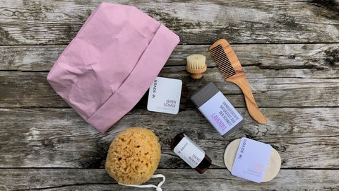Paper Bag Uashmama, Le Savon, lesavon.ch, Geschenkset, Geschenkidee, Badeaccessoires, Kamm, Bürste, Seife