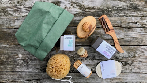 Paper Bag Uashmama, Le Savon, lesavon.ch, Geschenkset, Geschenkidee, Badeaccessoires, Kamm, Bürste, Seife