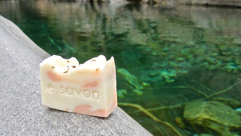 Natürliche Seife, Sandelholz, Räucherstäbchen